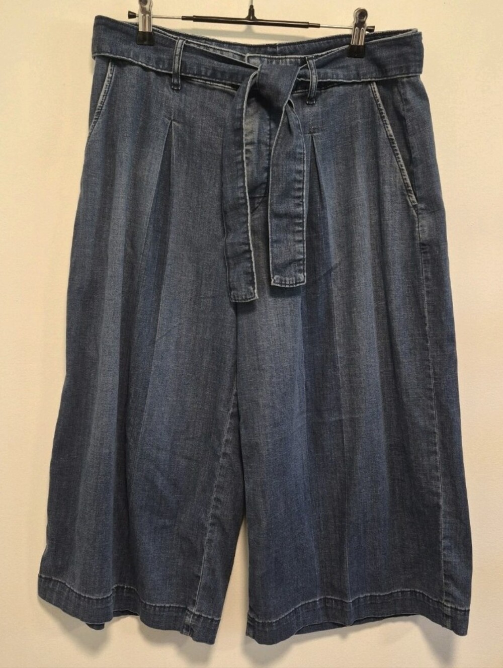 WHBM Pleated Denim Culottes Jorts Wide Leg Trousers Belted Blue Women's Sz 10 - Picture 2 of 13